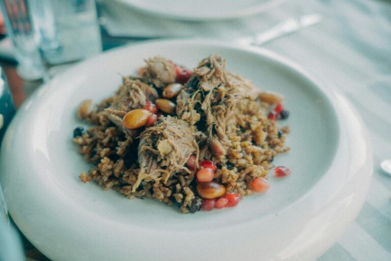 Afghanistan Essen und Trinken: Die kulinarischen Highlights des Landes Afghanistan Essen und Trinken – Kabuli Pulao mit Lamm und Rosinen
