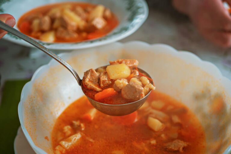 Albanien Essen und Trinken: Die kulinarischen Highlights des Landes Albanien Essen und Trinken – traditioneller Balkan-Eintopf mit Fleisch
