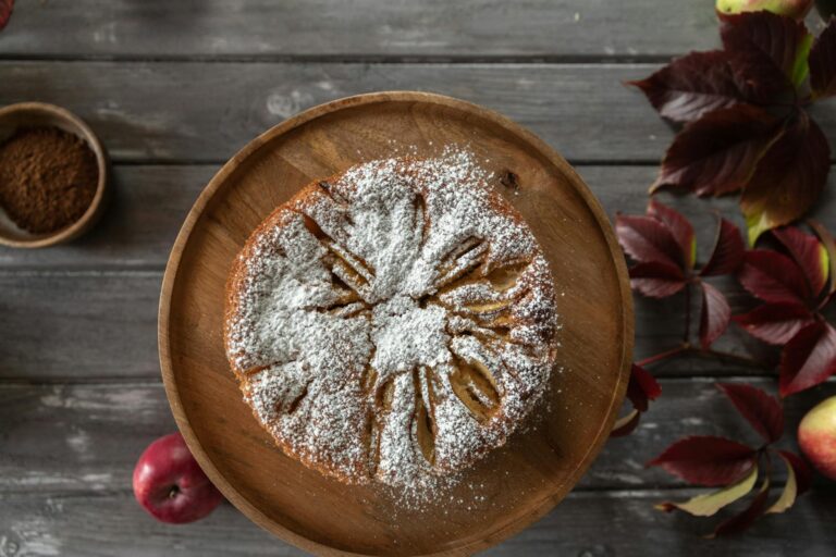 Apfelkuchen einfach – saftiges Stück mit Apfelstücken und Puderzucker