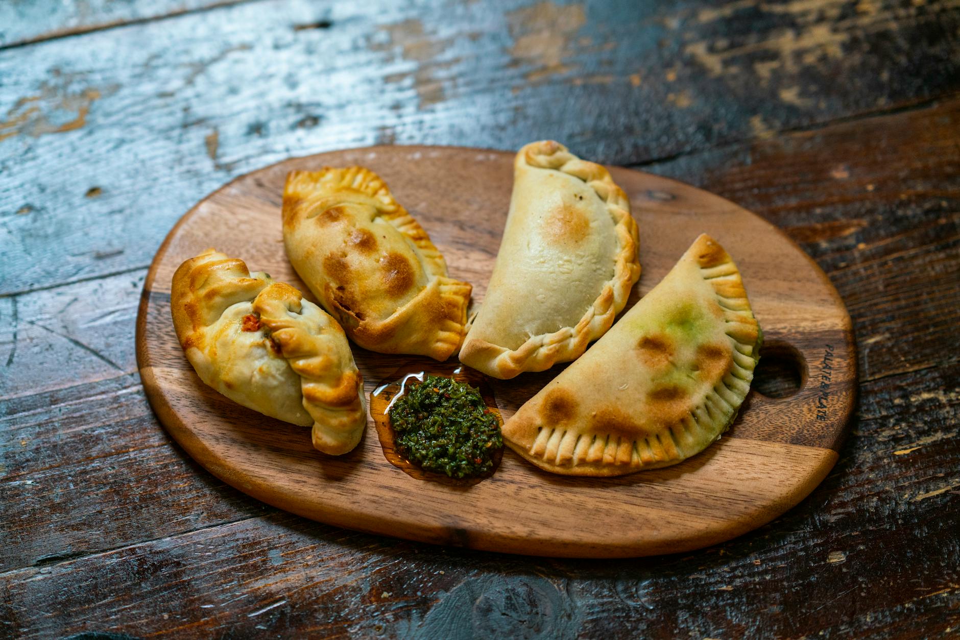 Argentinien Essen und Trinken – goldbraune Empanadas aus dem Ofen