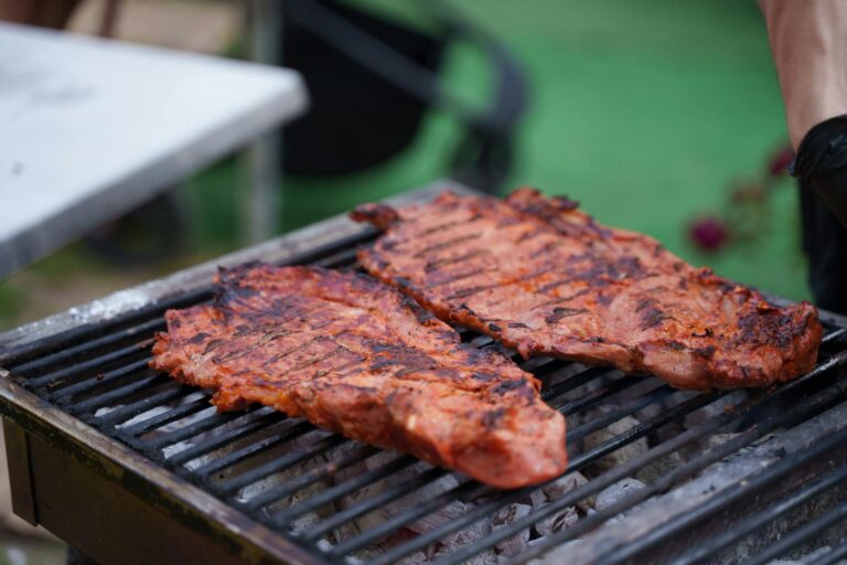 Australien Essen und Trinken – australisches BBQ mit gegrilltem Fleisch