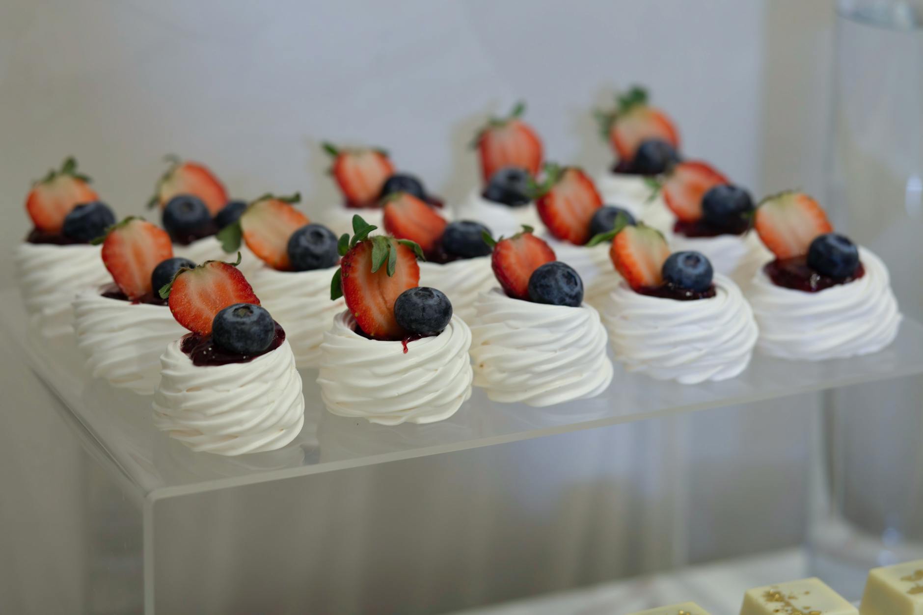 Australien Essen und Trinken – Pavlova mit Sahne und Beeren