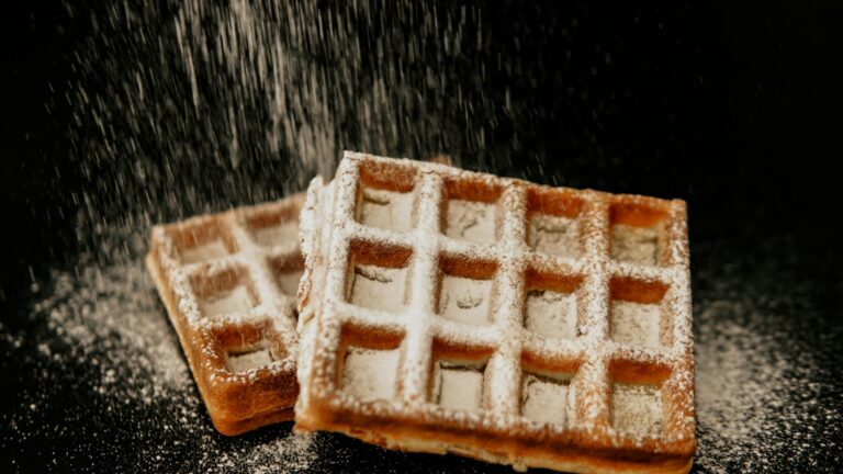 Belgien Essen und Trinken: Die kulinarischen Highlights des Landes Belgien Essen und Trinken – belgische Waffel mit Puderzucker und Beeren