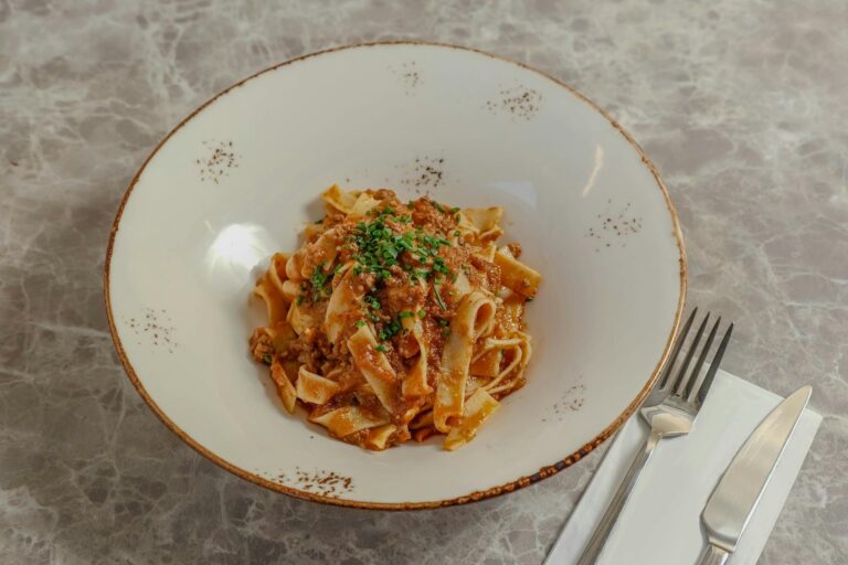 Bolognese original – Tagliatelle mit dunklem Ragù alla Bolognese