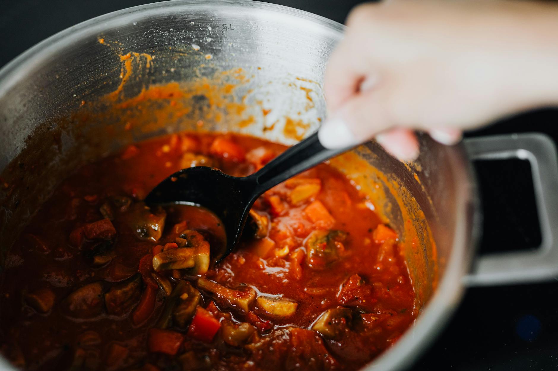 Bolognese original – Ragù schmort in einem schweren Schmortopf
