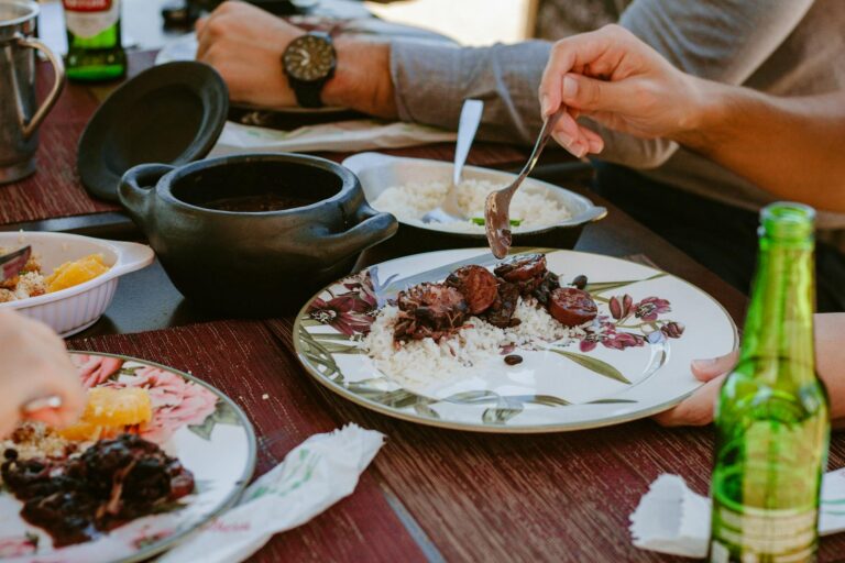 Brasilien Essen und Trinken: Die kulinarischen Highlights des Landes Brasilien Essen und Trinken – Feijoada mit schwarzen Bohnen und Reis
