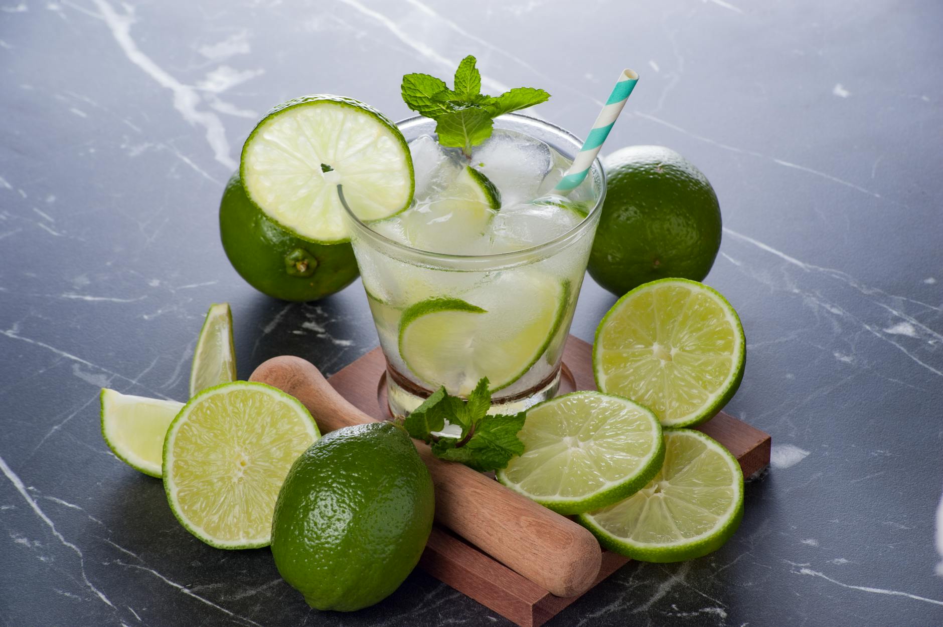 Brasilien Essen und Trinken – frische Caipirinha mit Limette und Eis
