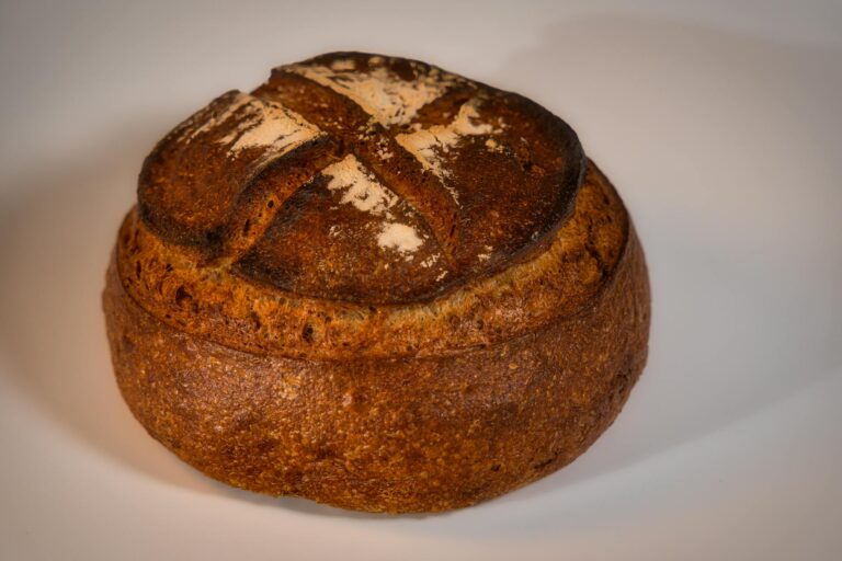 Brot backen Grundrezept – rustikales Bauernbrot mit knuspriger Kruste