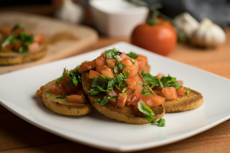 Bruschetta – geröstetes Brot mit Tomatenwürfeln und Basilikum
