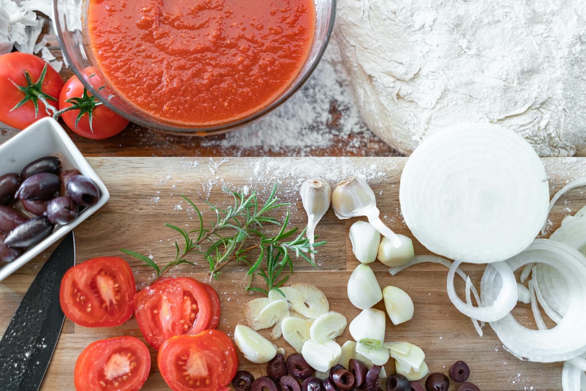 Bruschetta – frische Tomatenwürfel mit Knoblauch in einer Schale