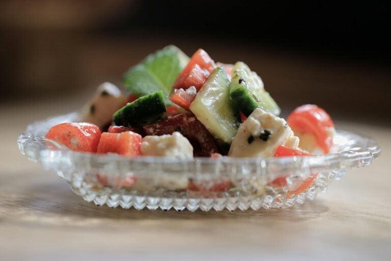 Bulgarien Essen und Trinken: Die kulinarischen Highlights des Landes Bulgarien Essen und Trinken – Shopska-Salat mit Tomate, Gurke und Feta