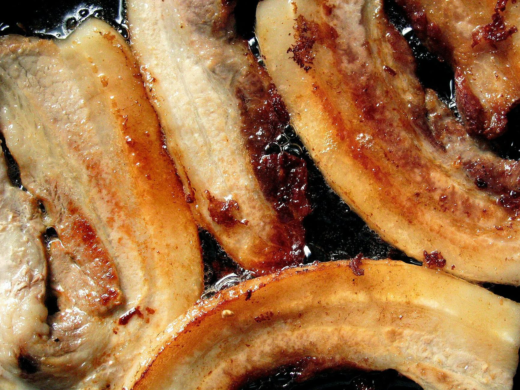 Carbonara original – knusprig gebratene Guanciale-Würfel in der Pfanne