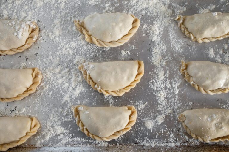 Chile Essen und Trinken – frische Empanadas de Pino aus dem Ofen