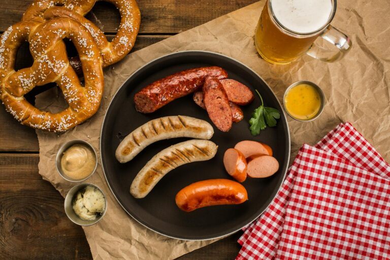 Deutschland Essen und Trinken: Die kulinarischen Highlights des Landes Deutschland Essen und Trinken – Bratwurst mit Brezel und Bier
