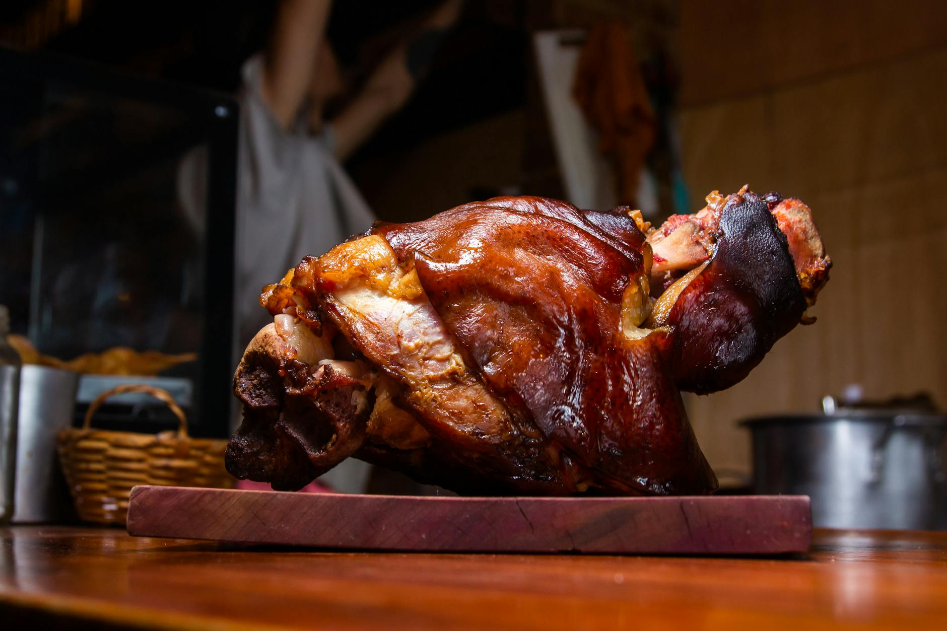 Deutschland Essen und Trinken – Schweinshaxe mit Knödel und Sauerkraut