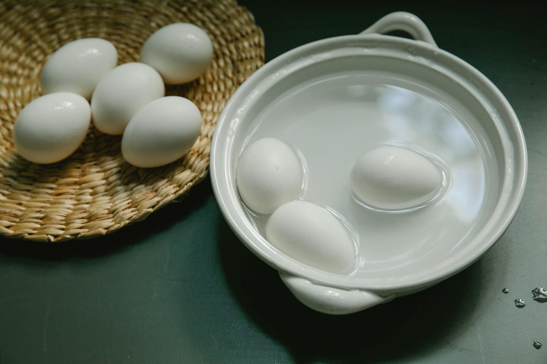 Ei kochen – Eier werden in heißem Wasser im Topf gekocht