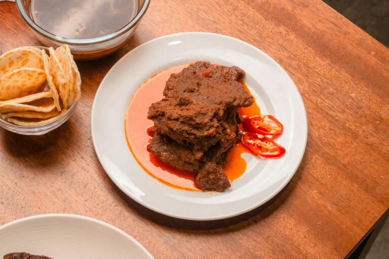 Eritrea Essen und Trinken – Injera mit verschiedenen Eintopf-Sorten