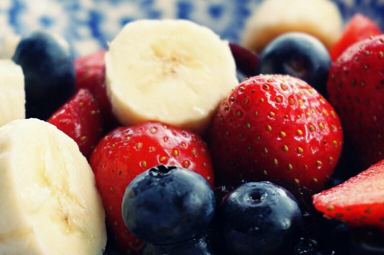 Essen mit B – frische Beeren, Bananen und Obst