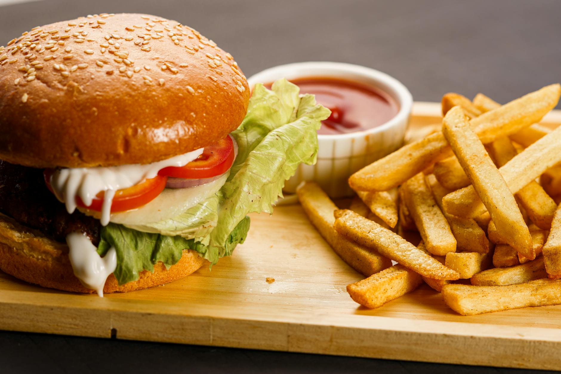 Essen mit B – saftiger Burger mit Pommes