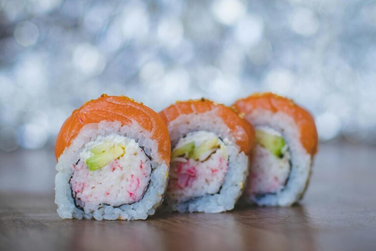 Essen mit S – frische Sushi-Rollen mit Lachs