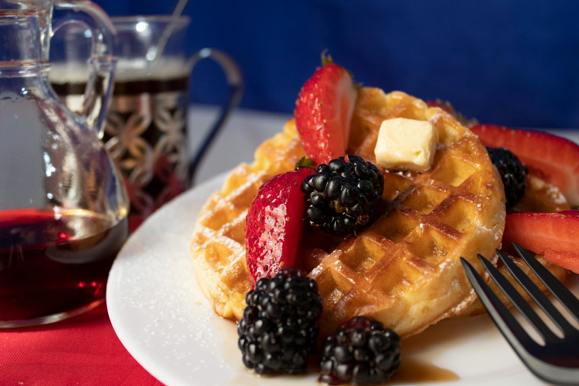 Essen mit W – goldbraune Waffeln mit Beeren und Sirup