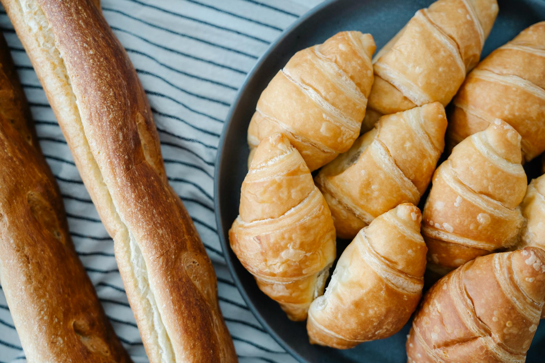 Frankreich Essen und Trinken – Croissants und Baguette aus der Bäckerei
