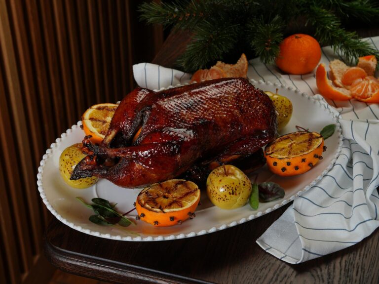 Weihnachtsgans – goldbraun gebratene Gans mit gegrillten Orangen und Äpfeln