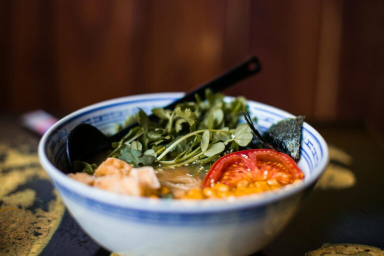 Gemüsesuppe selber machen – Schüssel mit bunter Gemüsesuppe und Petersilie