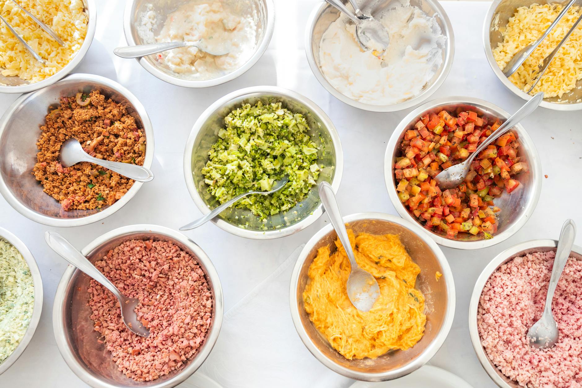 Gemüsesuppe selber machen – verschiedene Gemüse in Würfel geschnitten