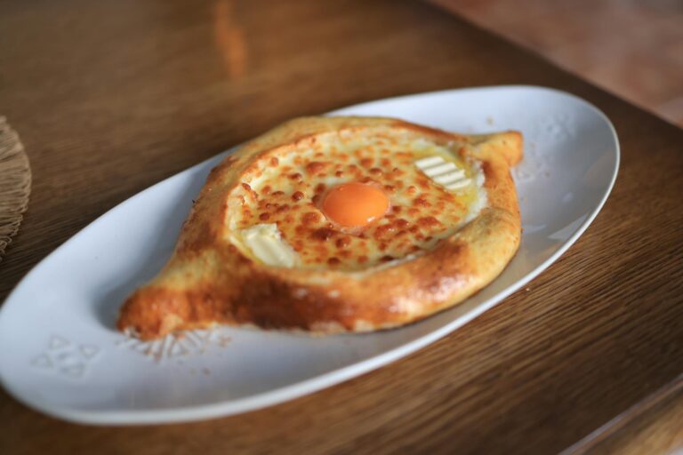 Georgien Essen und Trinken – Khachapuri-Käsebrot mit Ei