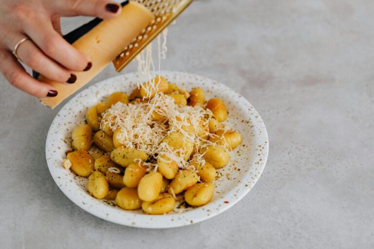 Gnocchi selber machen – Teller mit Gnocchi in Salbeibutter und Parmesan