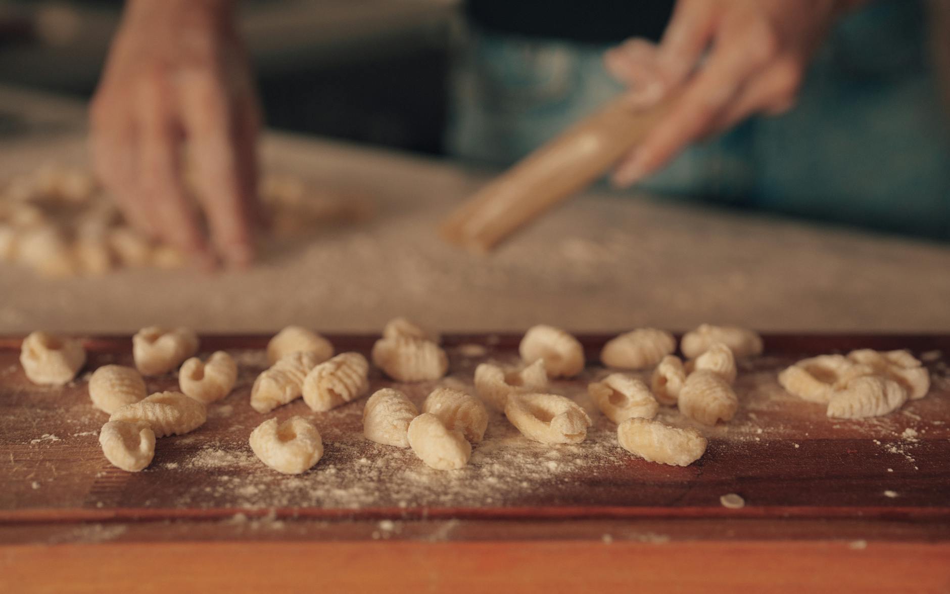 Gnocchi selber machen – Gnocchi werden mit der Gabel geformt