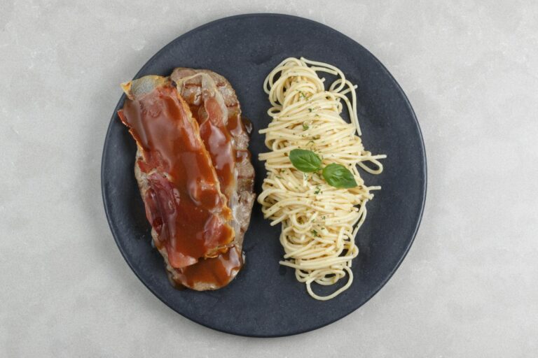 Hackbraten saftig – Scheibe Falscher Hase mit Ei in der Mitte und dunkler Sauce