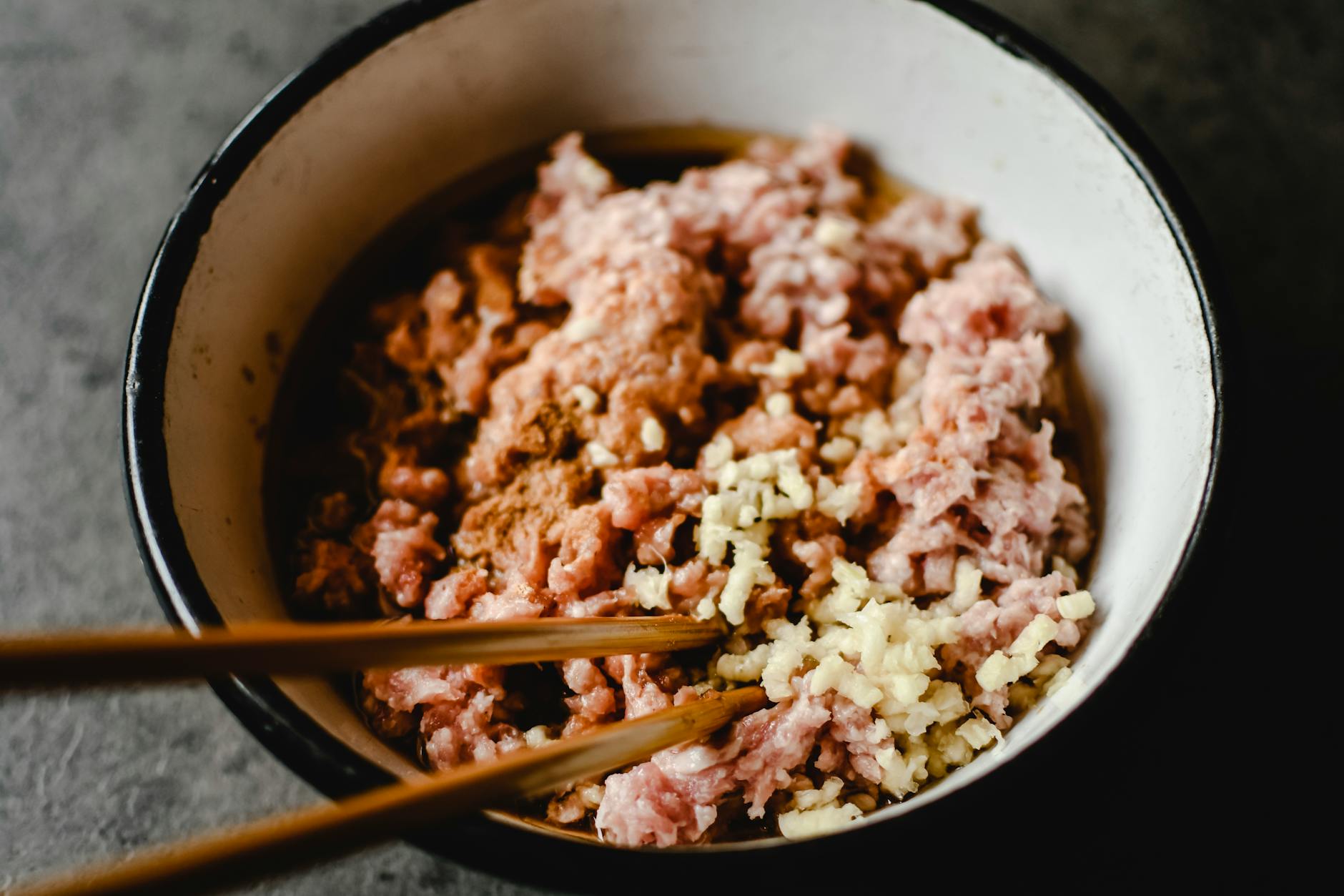 Hackbraten saftig – Hackfleischmasse wird in einer Schüssel angemischt