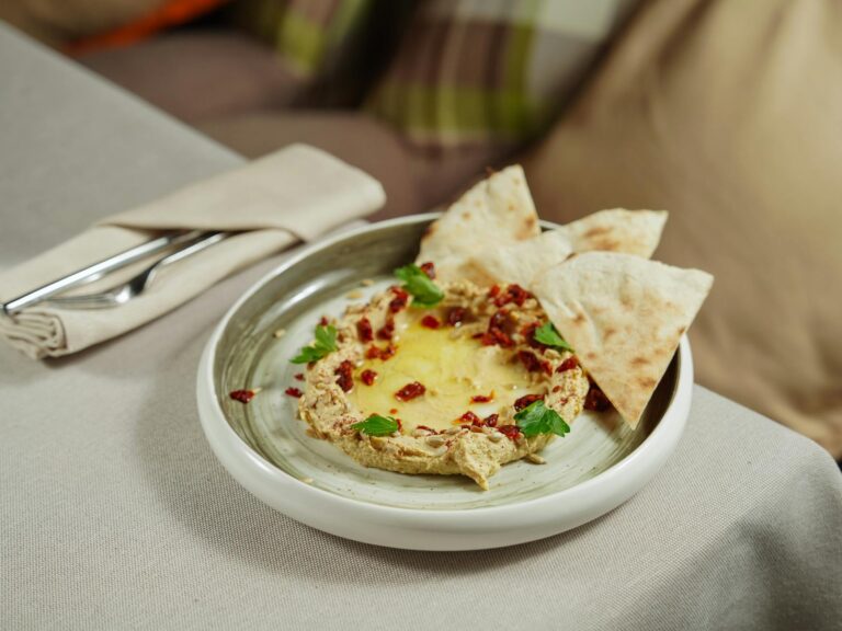 Hummus einfach selber machen: Cremig wie im Libanon Hummus einfach – cremige Schüssel Kichererbsen-Püree mit Olivenöl und Paprika
