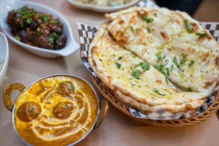 Indien Essen und Trinken – Curry mit Naan-Brot