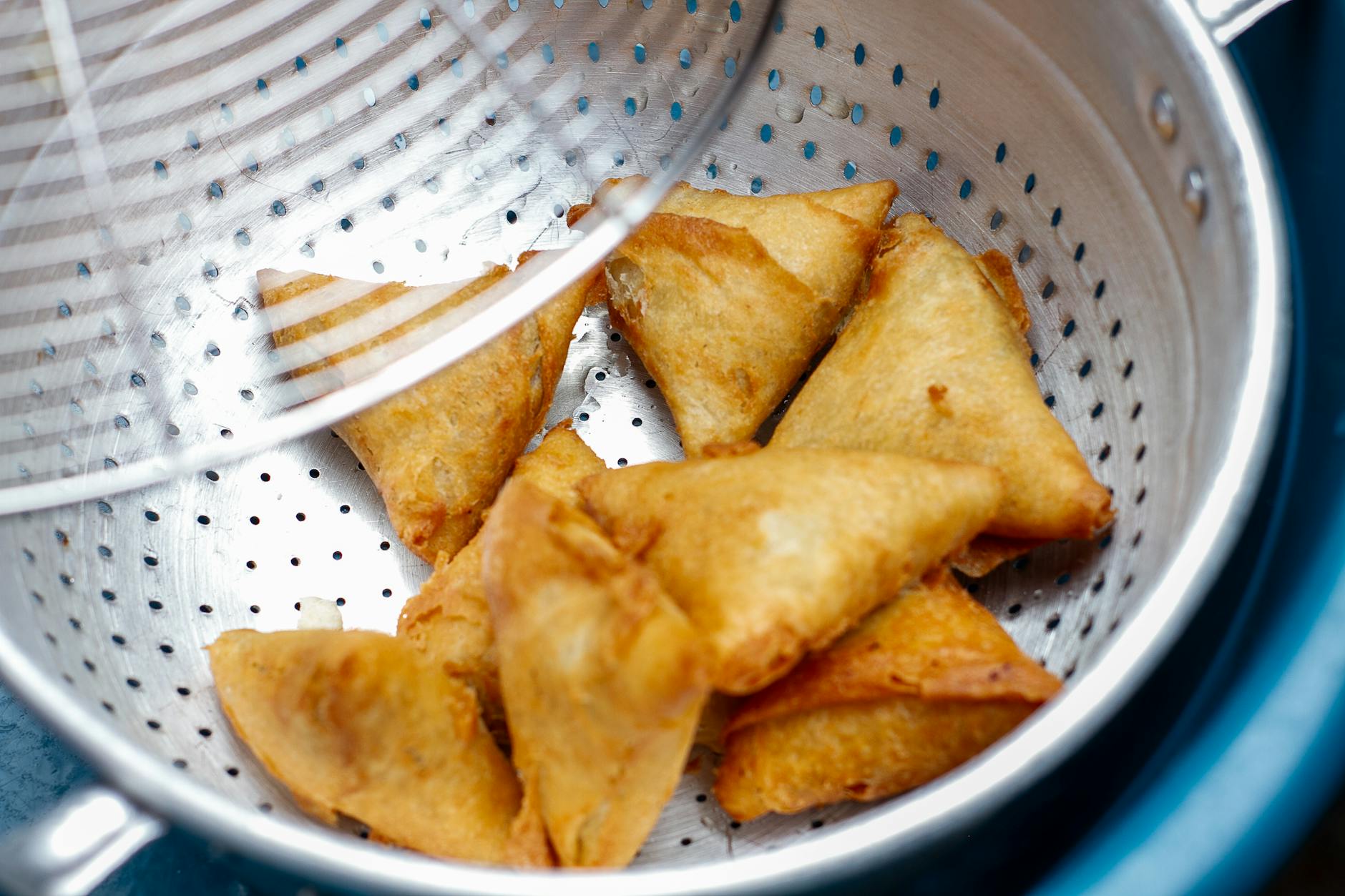 Indien Essen und Trinken – frittierte Samosas mit Chutney