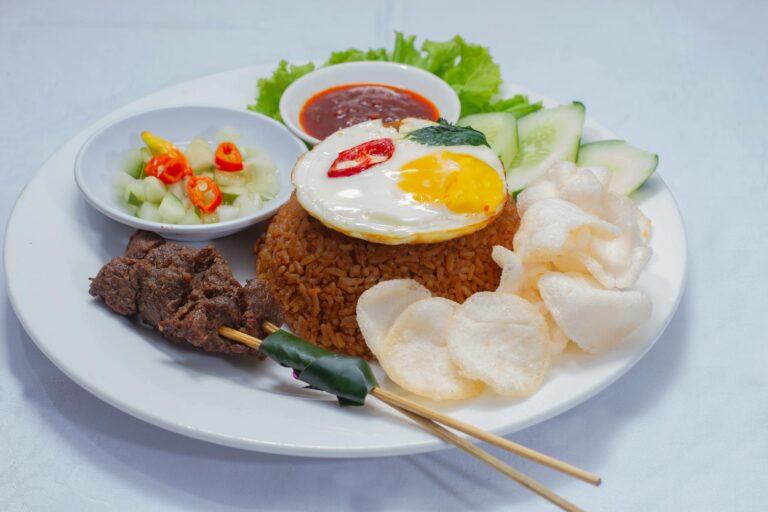 Indonesien Essen und Trinken – Nasi Goreng mit Spiegelei