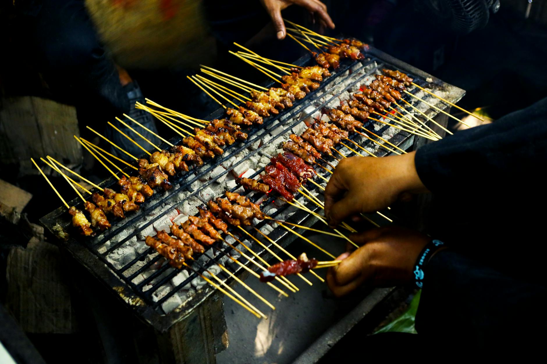 Indonesien Essen und Trinken – Sate-Spieße mit Erdnusssauce