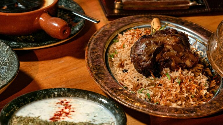 Irak Essen und Trinken – traditionelles Reisgericht mit Lamm