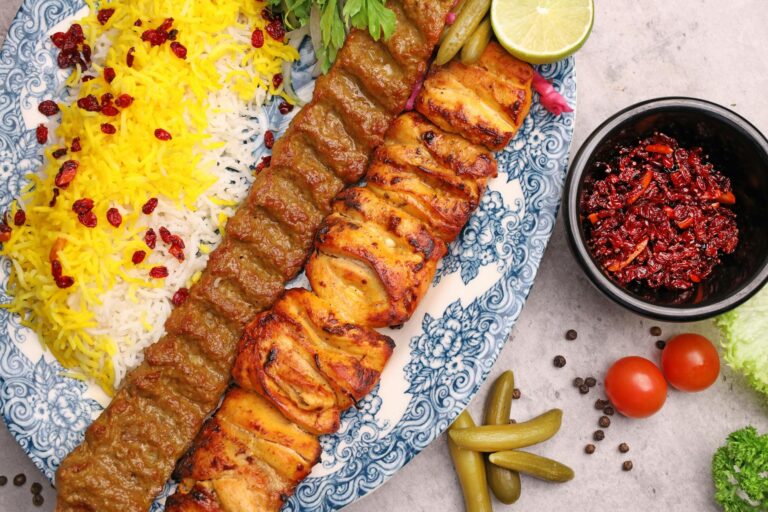 Iran Essen und Trinken: Die kulinarischen Highlights des Landes Iran Essen und Trinken – persischer Reis mit Kebab und Safran