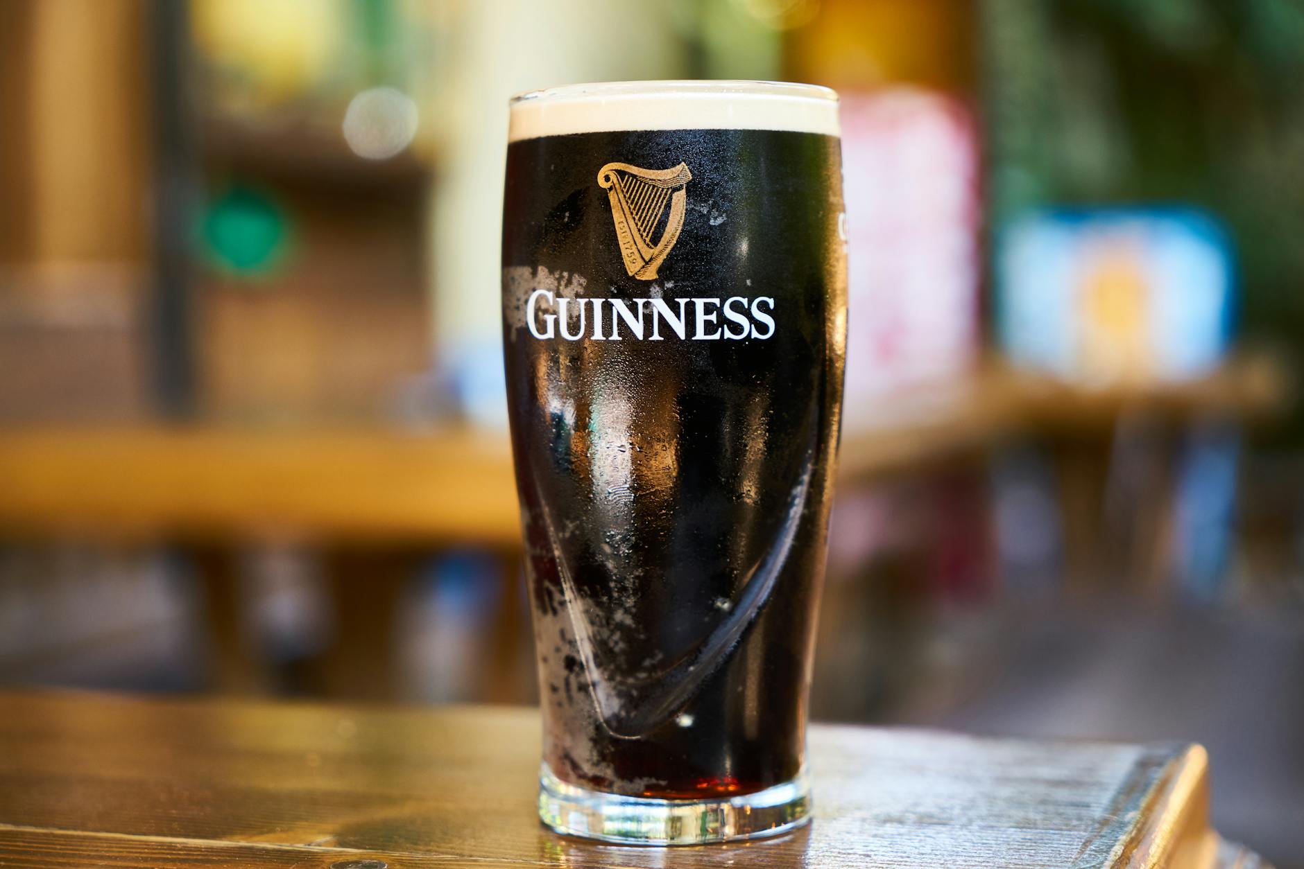Irland Essen und Trinken – Pint Guinness im Pub