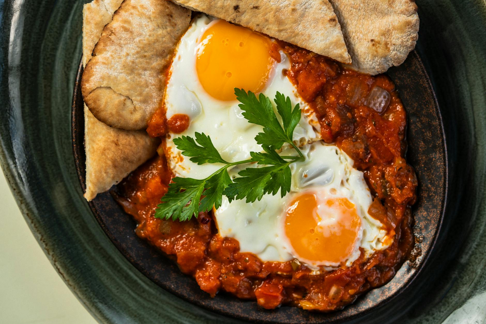 Israel Essen und Trinken – Shakshuka mit pochierten Eiern in Tomatensauce