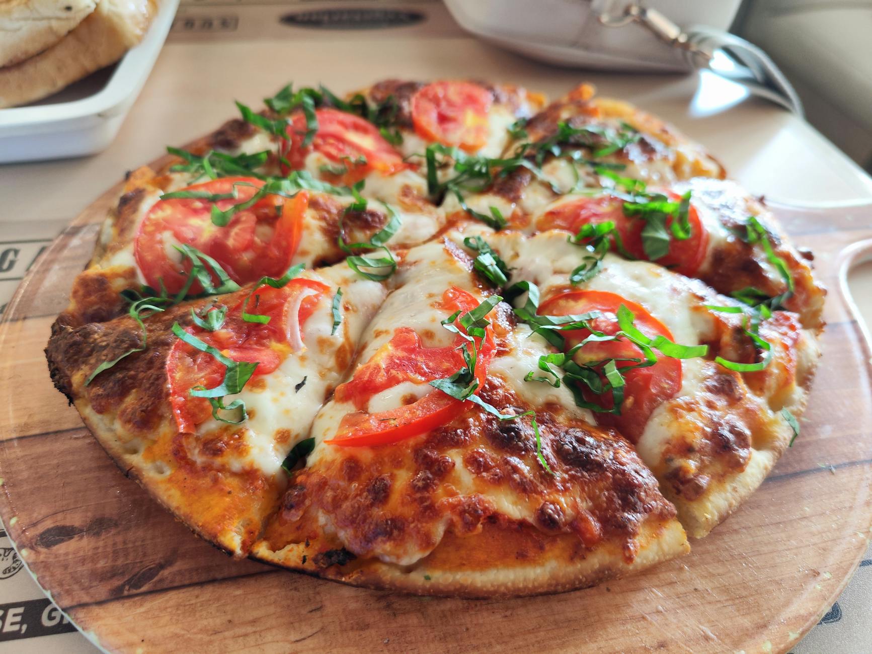 Italien Essen und Trinken – original neapolitanische Pizza Margherita