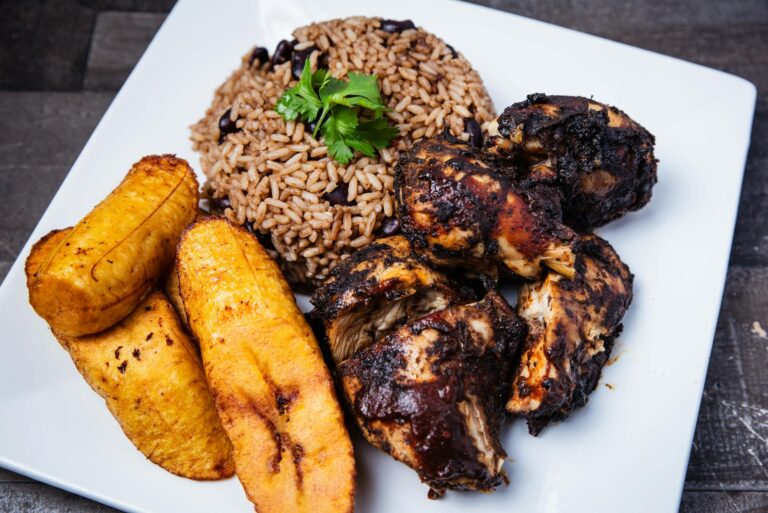 Jamaika Essen und Trinken: Die kulinarischen Highlights des Landes Jamaika Essen und Trinken – Jerk Chicken mit Reis