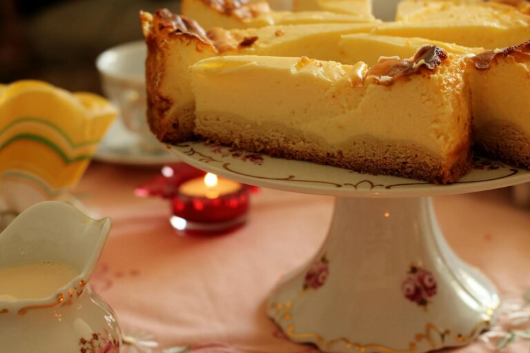 Käsekuchen klassisch – Stück cremiger Käsekuchen mit goldgelber Oberfläche