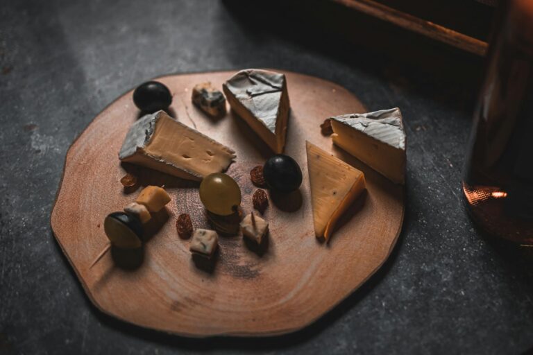 Käsesorten – Platte mit verschiedenen Käsesorten und Wein