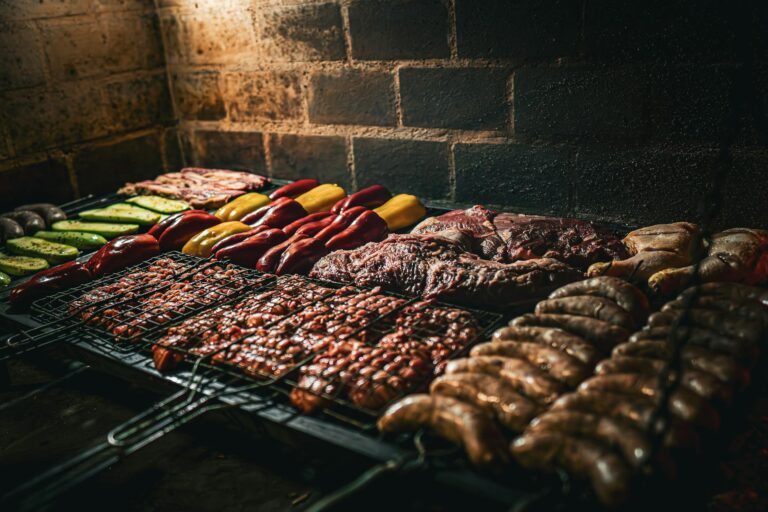 Kolumbien Essen und Trinken: Die kulinarischen Highlights des Landes Kolumbien Essen und Trinken – Bandeja Paisa mit Fleisch, Bohnen und Banane