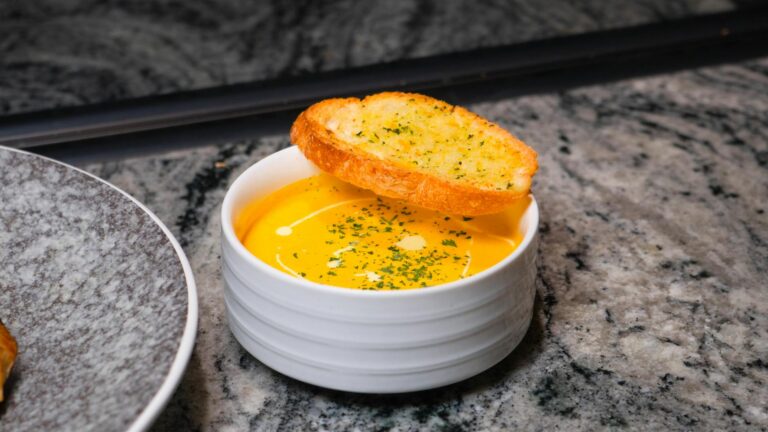 Kürbissuppe einfach – cremige orange Suppe mit Kürbiskernöl und Petersilie