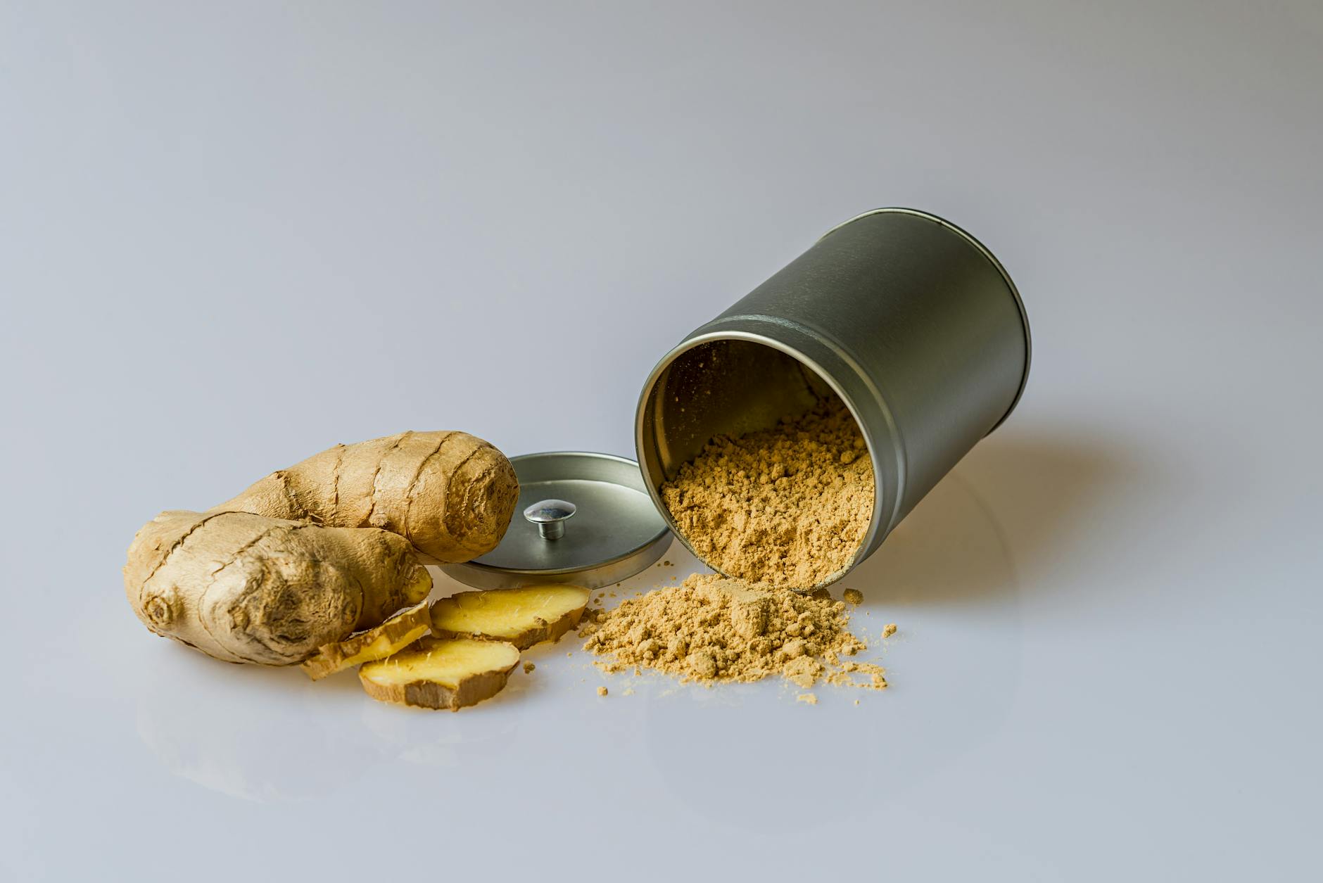 Kürbissuppe mit Ingwer – frische Ingwerwurzel mit gemahlenem Ingwer